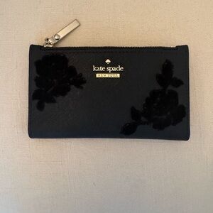 Kate Spade New York Black Flock Roses Wallet
Approx 3”x5 1/2” zipper coin pouch